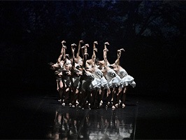 어두운 공간에서 진행되고 있는 발레 공연 이미지